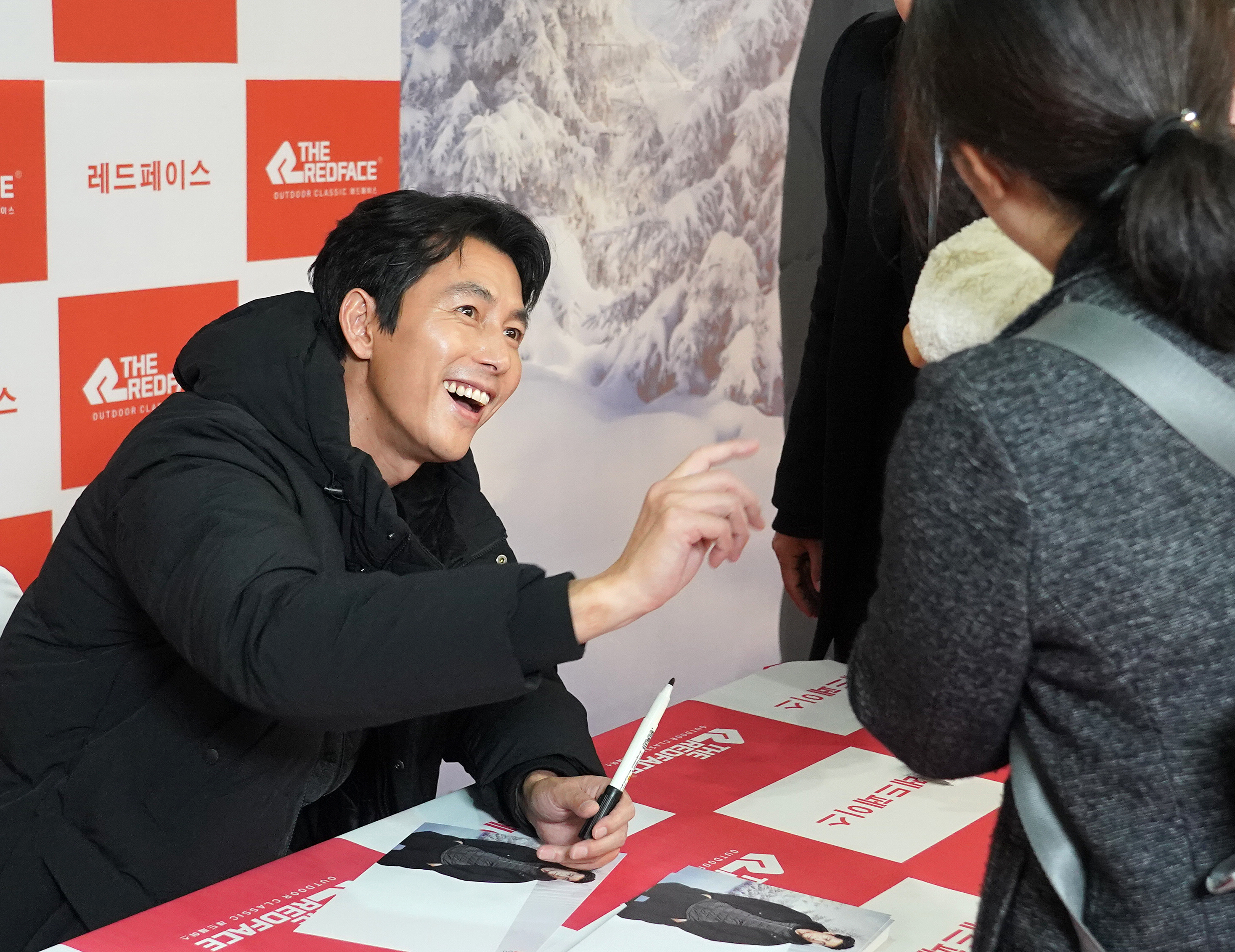 레드페이스와 함께하는 정우성 팬 싸인회