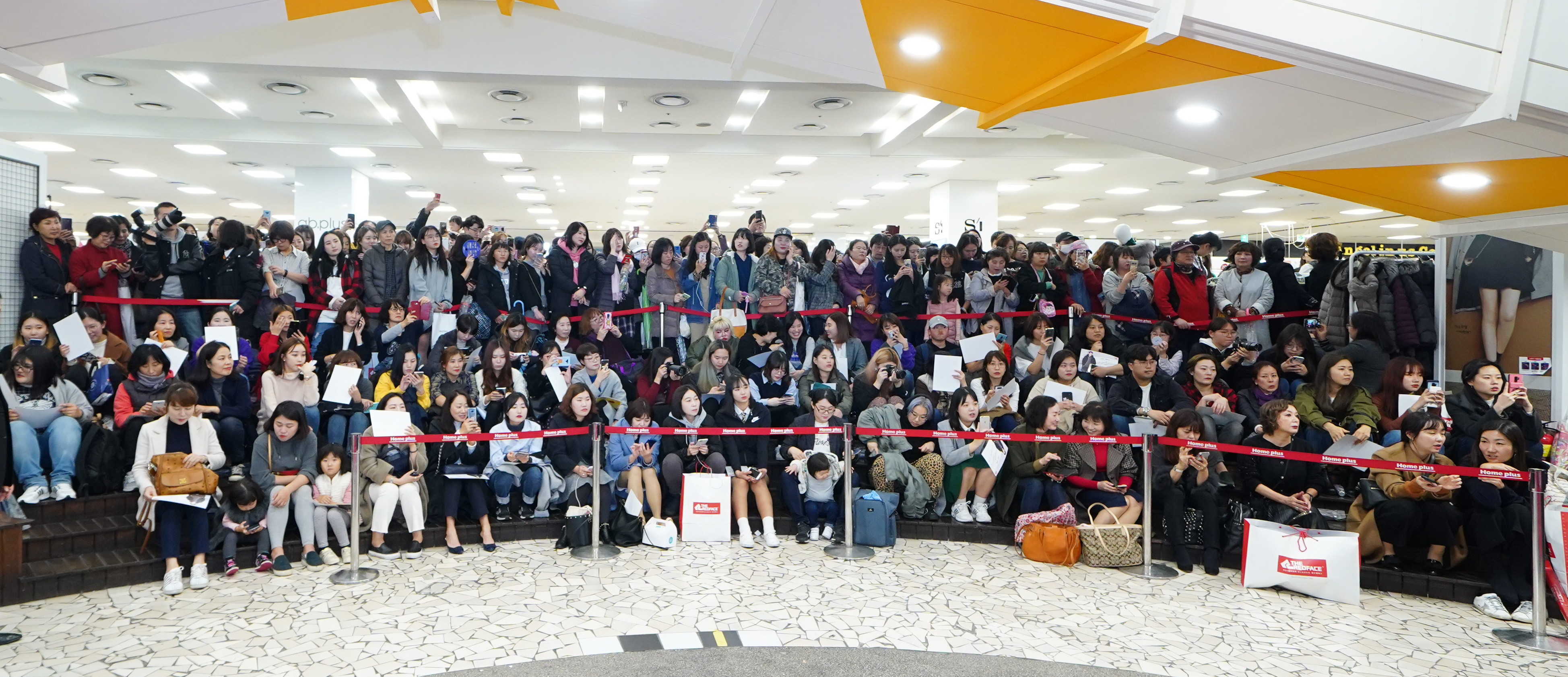 레드페이스와 함께하는 정우성 팬 싸인회