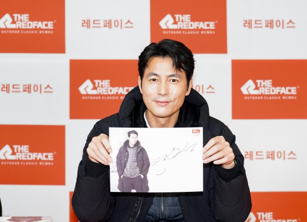 레드페이스와 함께하는 정우성 팬 싸인회