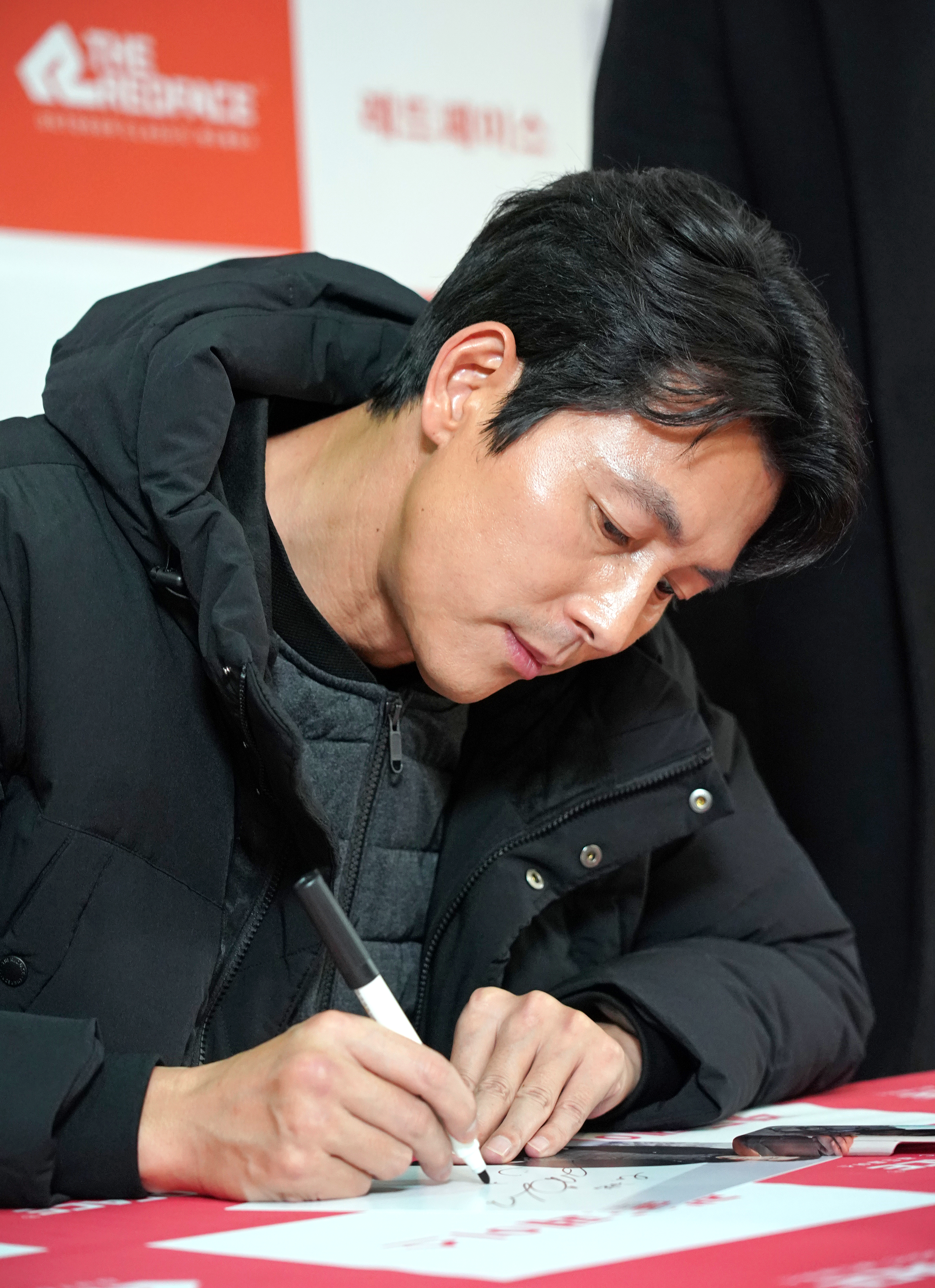 레드페이스와 함께하는 정우성 팬 싸인회