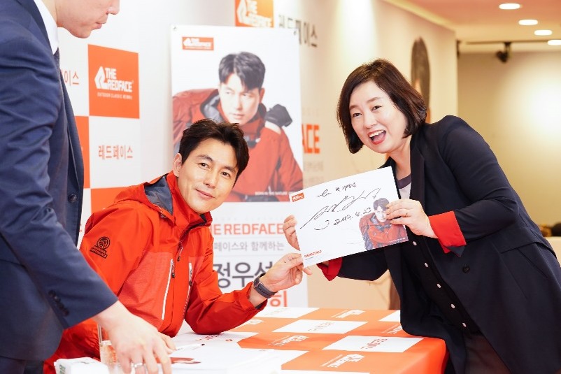 레드페이스와 함께하는 정우성 팬 싸인회